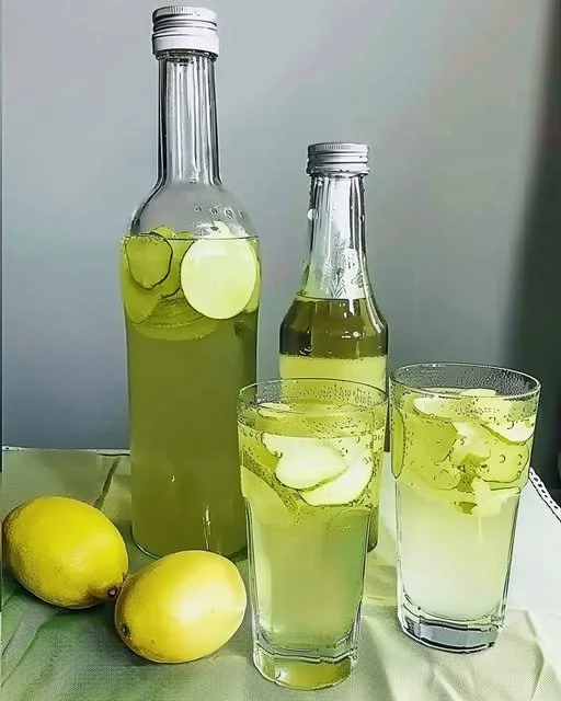 Ricetta acqua di limone allo zenzero, bevanda salutare e rinfrescante.