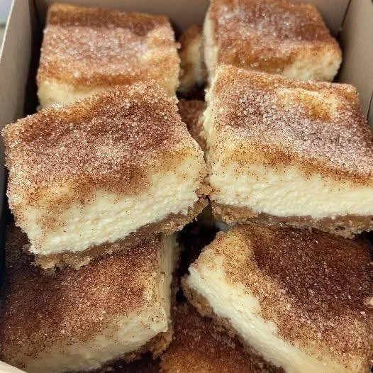 Cheesecake alla Cannella con una spruzzata di cannella sopra