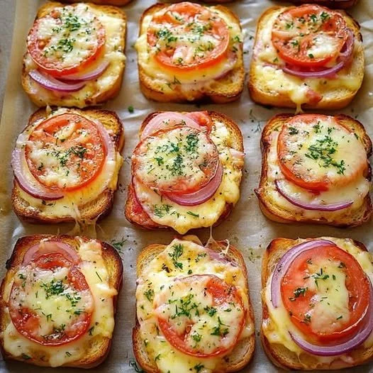Toast con Pomodoro e Mozzarella servito su un piatto