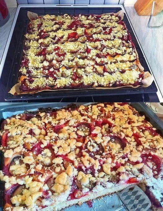 Torta di prugne con briciole pronta da servire