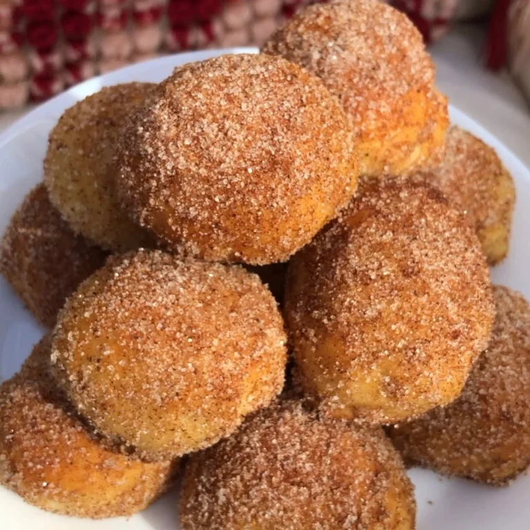 Fetta di torta di yogurt soffice e gustosa, decorata con frutta fresca.