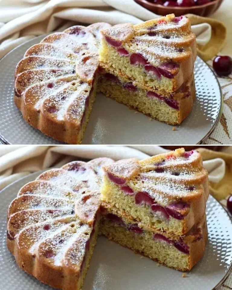 Torta morbida alle ciliegie e mandorle decorata con frutta fresca