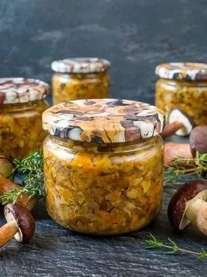 Barattolo di caviale di funghi artigianale su sfondo rustico