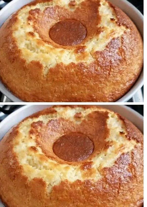 Fetta di torta di cocco e mais su un piatto, decorata con cocco grattugiato.