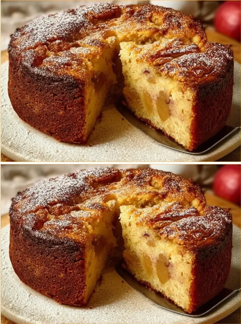 Fetta di Torta di Mele con Miele su piatto bianco