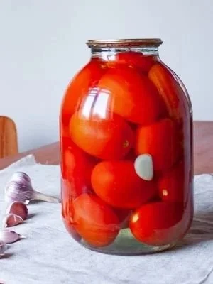 Pomodori sott'aceto cucinati in un barattolo trasparente