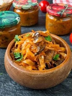 Solyanka di Funghi Tradizionale, una zuppa ricca e saporita.