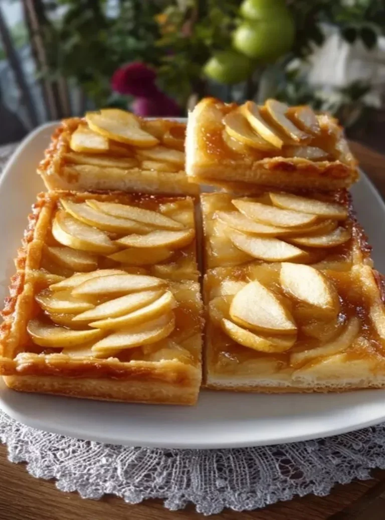 Dessert di Mele con Pasta Sfoglia appena sfornato e decorato
