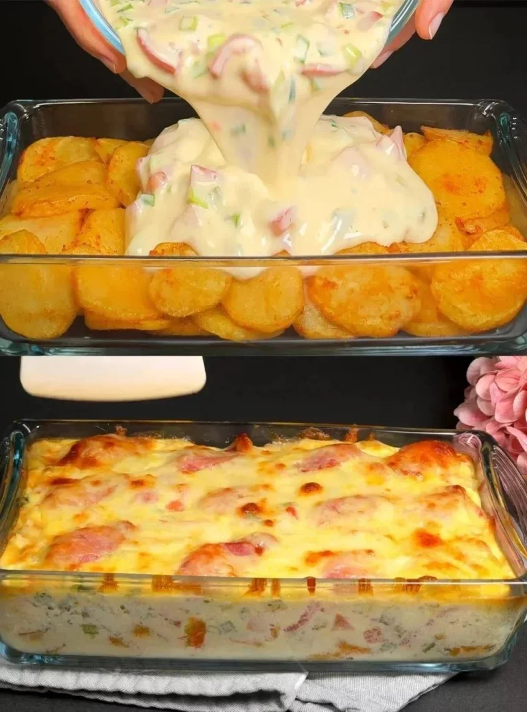 Gratinato di patate con salsicce e uova appena sfornato