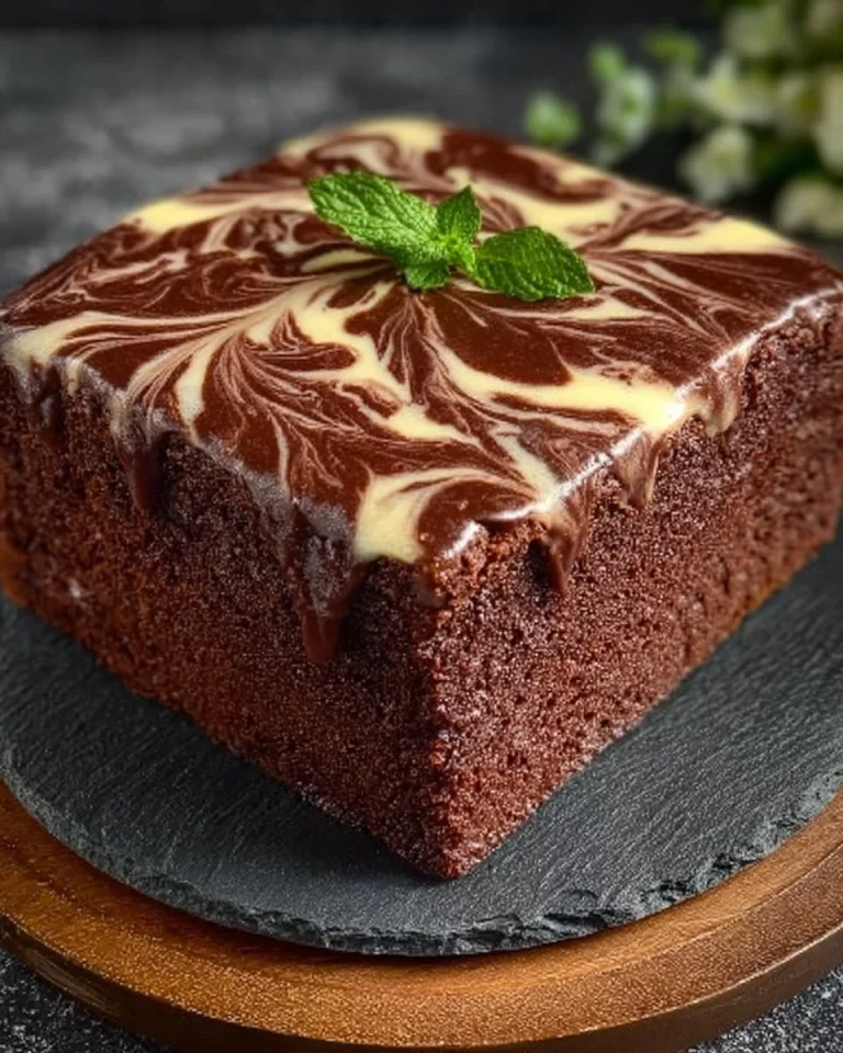 Deliziosa torta al cioccolato decorata, perfetta per ogni occasione.