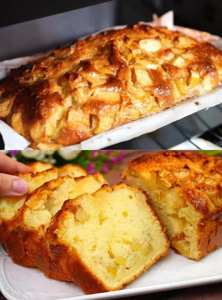 Torta di mele e cannella con copertura di caramello appena sfornata