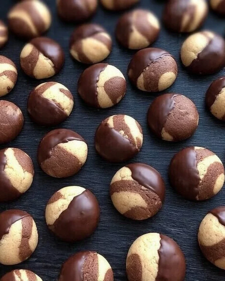 Biscotti a scacchi con cioccolato freschi su un piatto