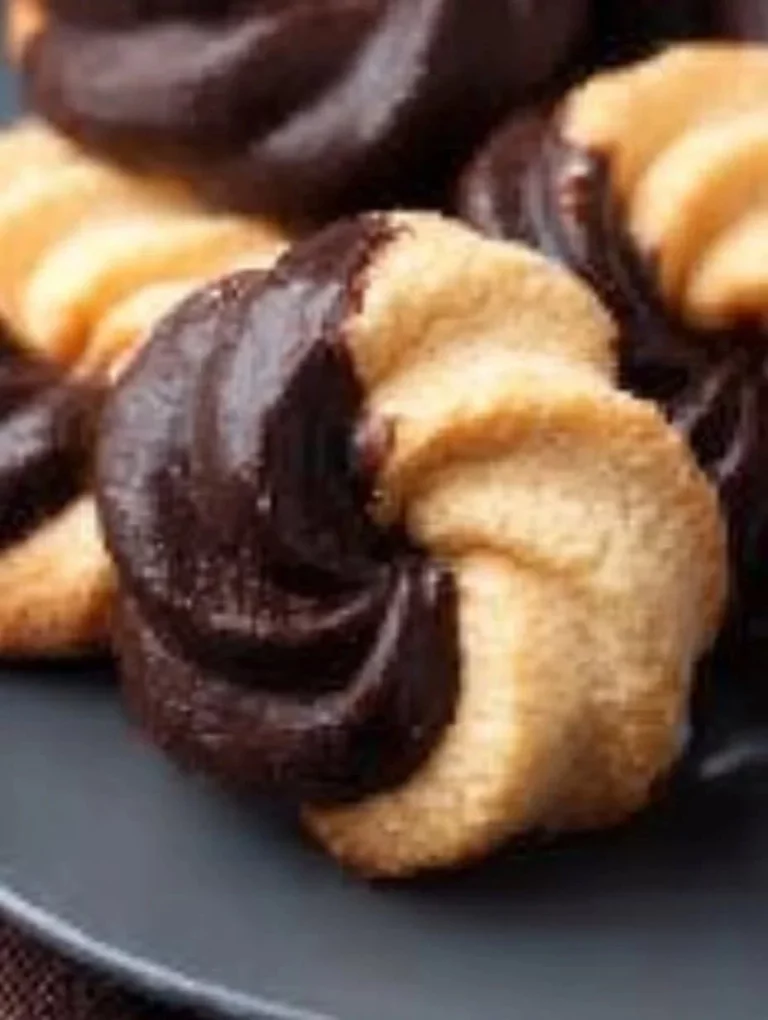 Biscotti al Burro Spritz freschi e croccanti in un piatto decorativo.