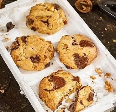 Biscotti al cioccolato e noci appena sfornati
