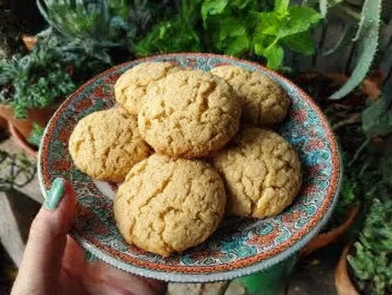 Biscotti al limone freschi e croccanti serviti su un piatto