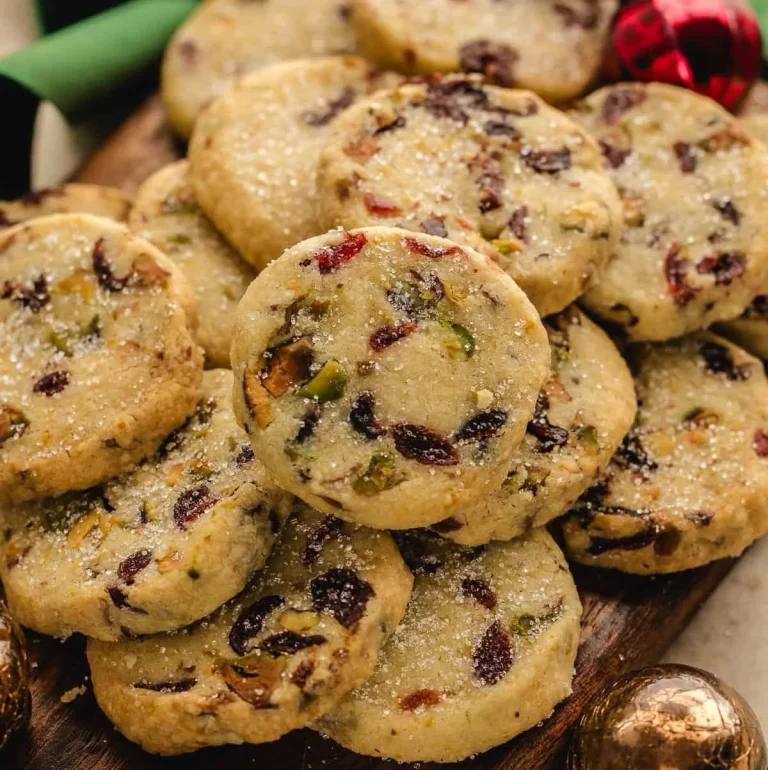 Biscotti bretoni al mirtillo rosso e pistacchio su un piatto