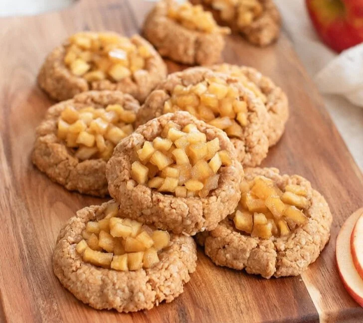 Biscotti di avena alla mela freschi e salutari su un piatto.