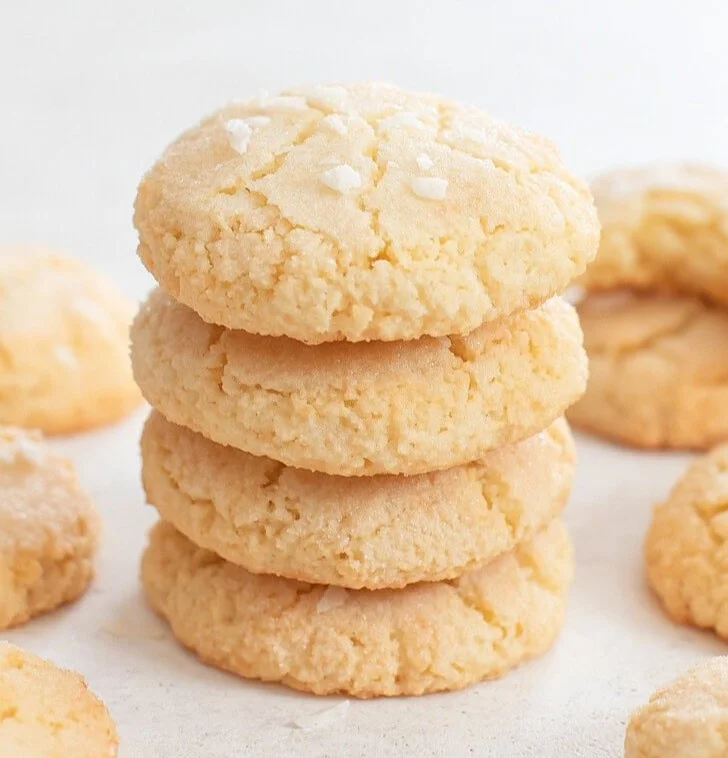 Biscotti di Cocco Cloud con 4 ingredienti su un piatto