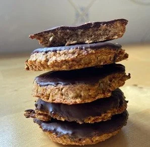 Biscotti vegani digestivi mitologici senza zucchero in un delizioso assortimento.