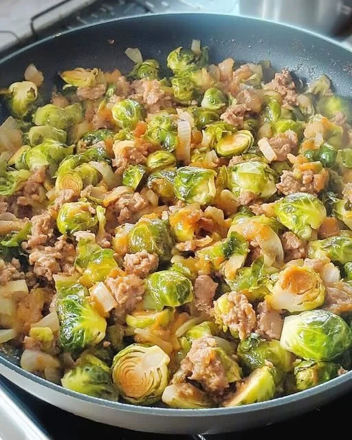 Piatto di carne macinata con cavoletti di Bruxelles cucinato in modo delizioso