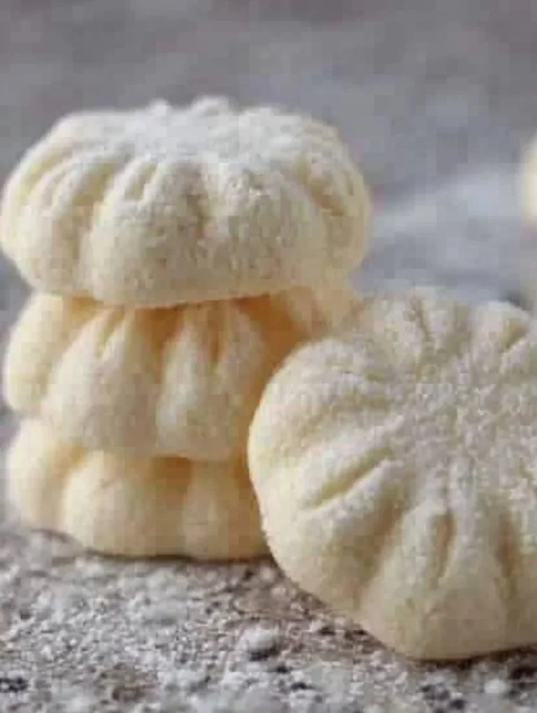 Fiocchi di neve scintillanti che cadono delicatamente nel paesaggio invernale.