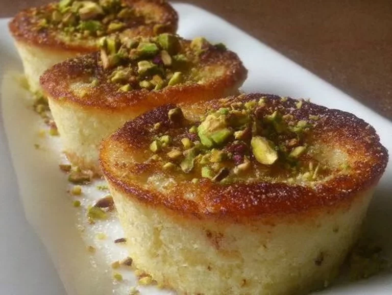 Flan di Ricotta e Pistacchio servito in un piatto decorativo