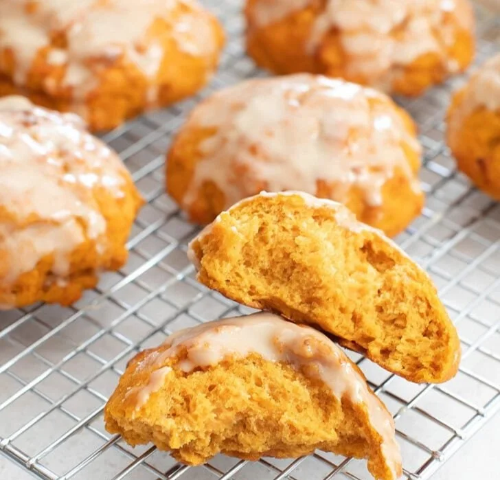 Frittelle di zucca sane con 3 ingredienti su un piatto