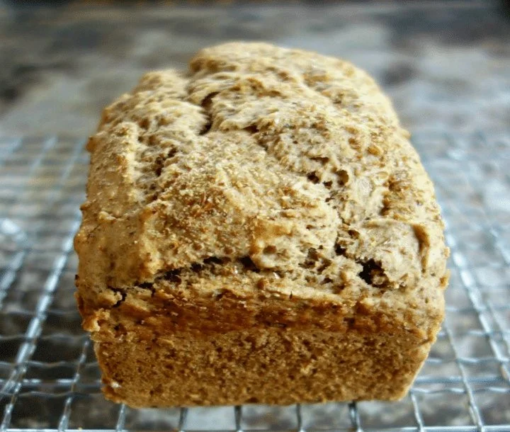 Pane al bicarbonato con farina di quinoa e mandorle appena sfornato