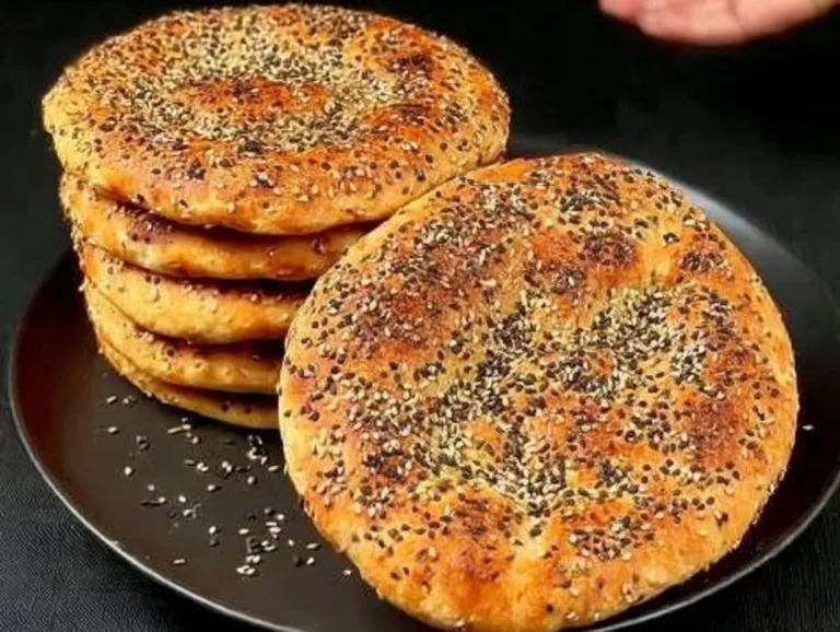 Piadina dolce farcita con mele e cannella su un piatto