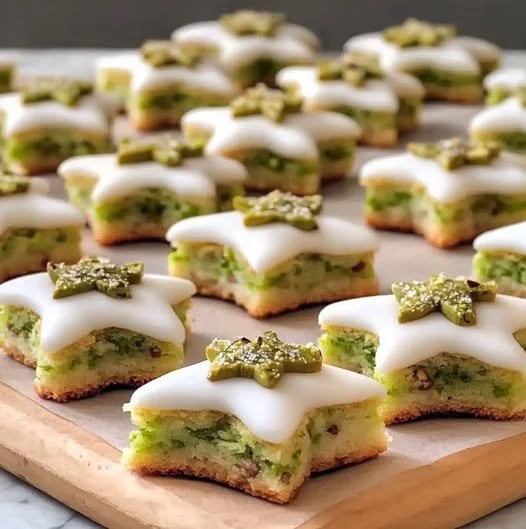 Stelle di pistacchio glassate alla cannella su un piatto decorativo
