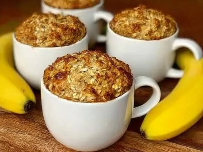 Tazza di banana e avena pronta per essere gustata