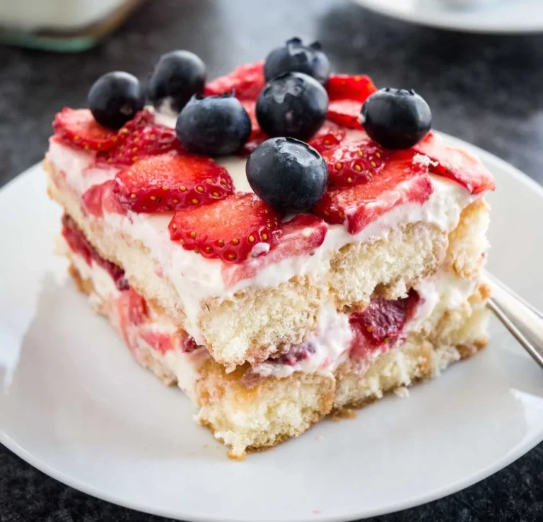 Tiramisù di Fragole in un piatto decorato con fragole fresche