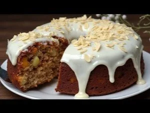 Torta di avena con frutta fresca e colorata