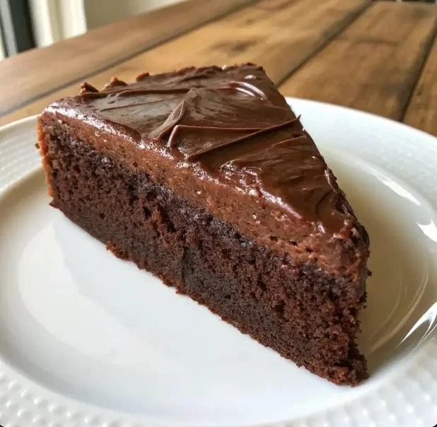 Fetta di torta di limone senza farina su un piatto bianco