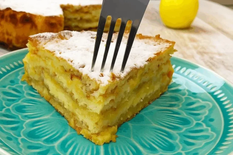 Torta di Mele a Strati con fette di mela e crema sul piatto