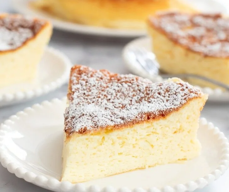 Torta di ricotta fluffy con solo 3 ingredienti pronta per essere servita.