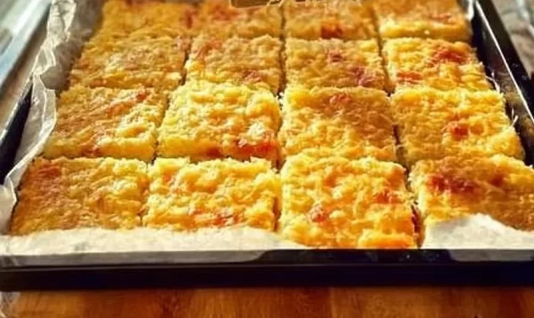 Delizioso Tortino di Patate servito su un piatto bianco