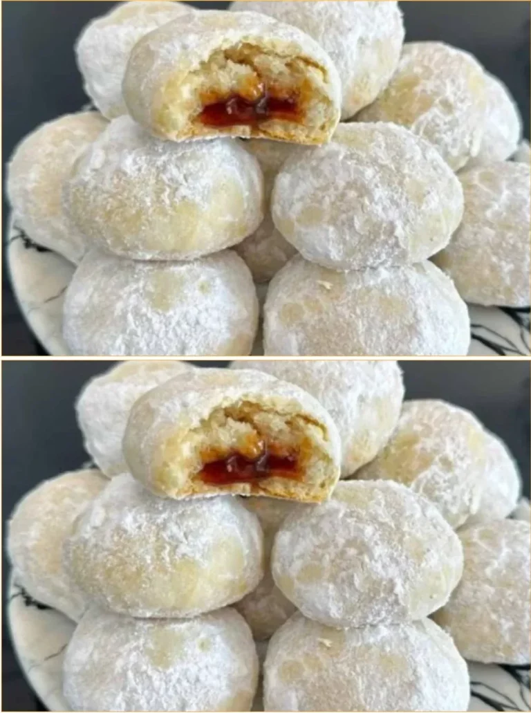 Biscotti alla marmellata appena sfornati su un piatto decorativo