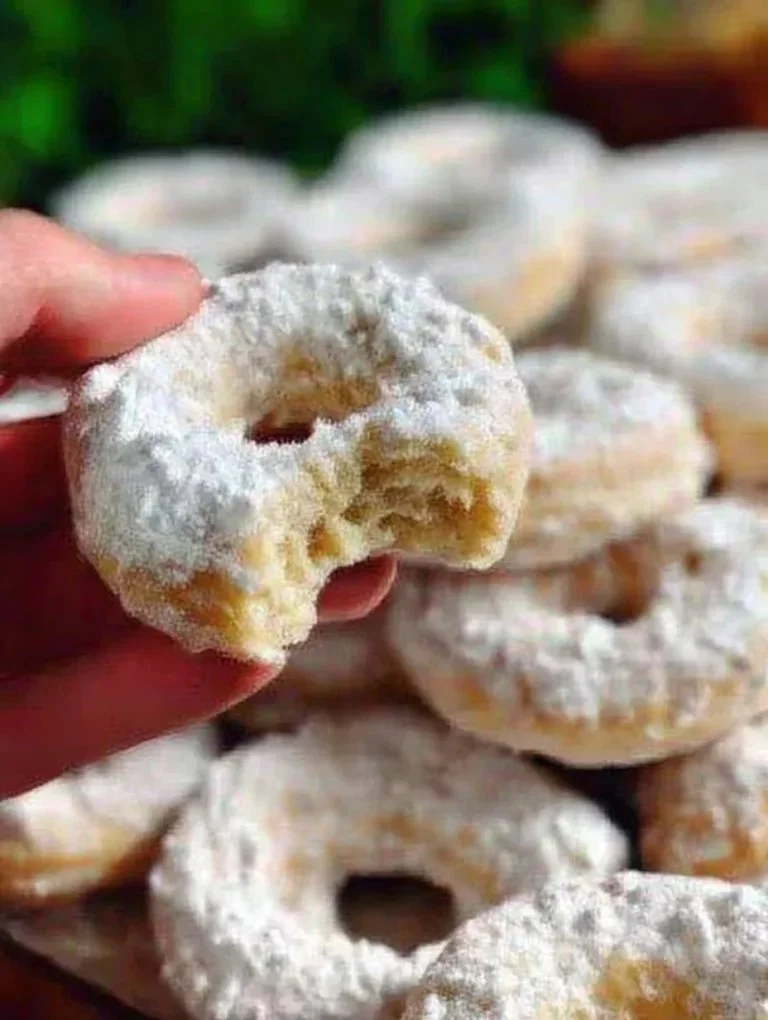 Biscotti di Natale con Panna Montata decorati su un piatto festivo