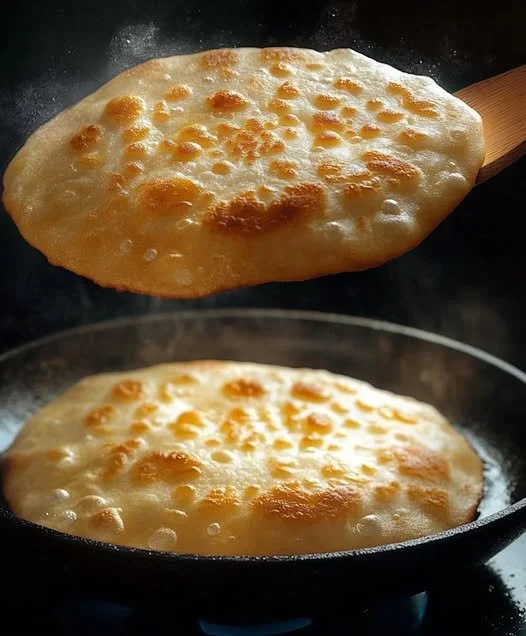 Focaccia senza lievito appena sfornata con ingredienti freschi