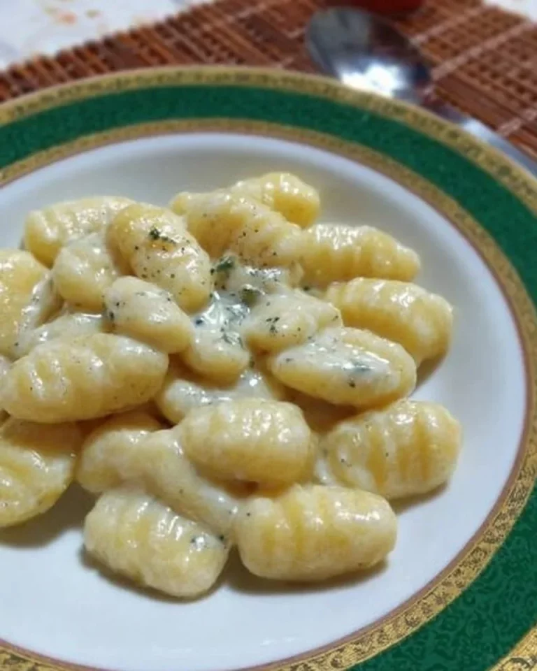 Gnocchi con Crema di Gorgonzola serviti in un piatto elegante