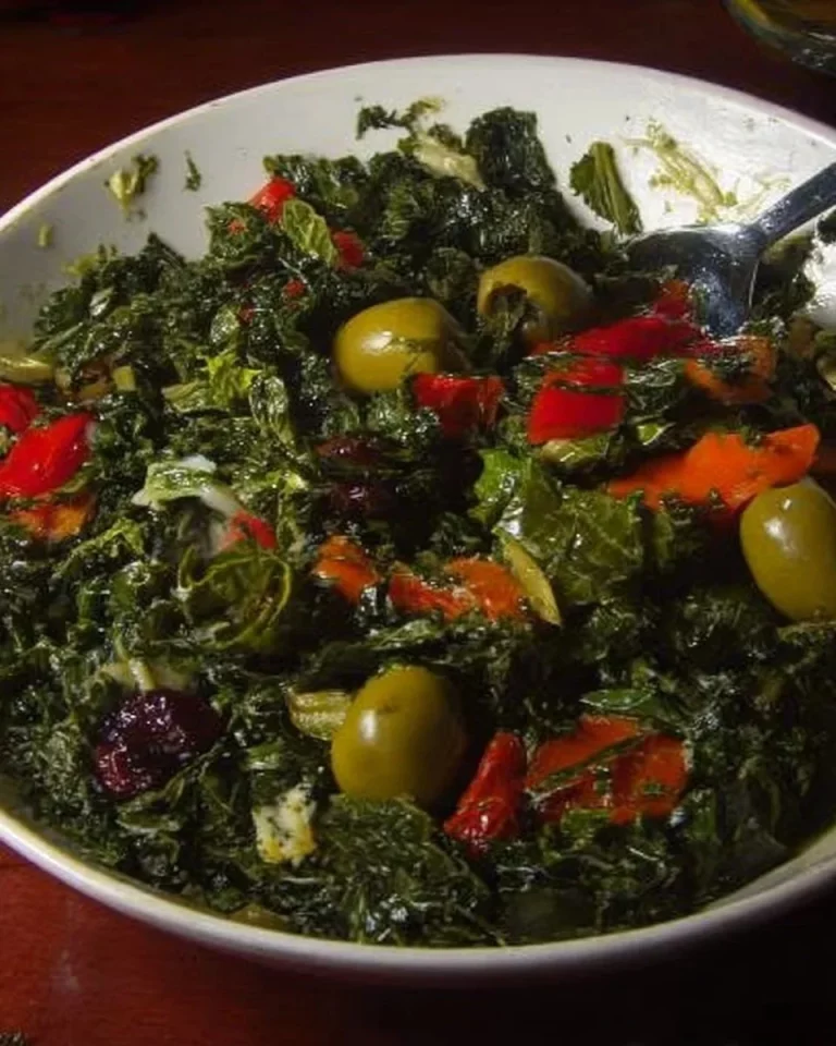 Insalata di Broccoli di Natale con ingredienti freschi e colorati