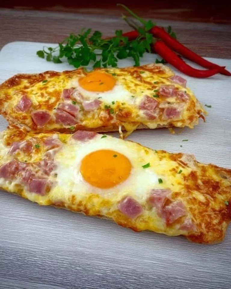 Panini di Baguette con Uova e Salsicce pronti da servire