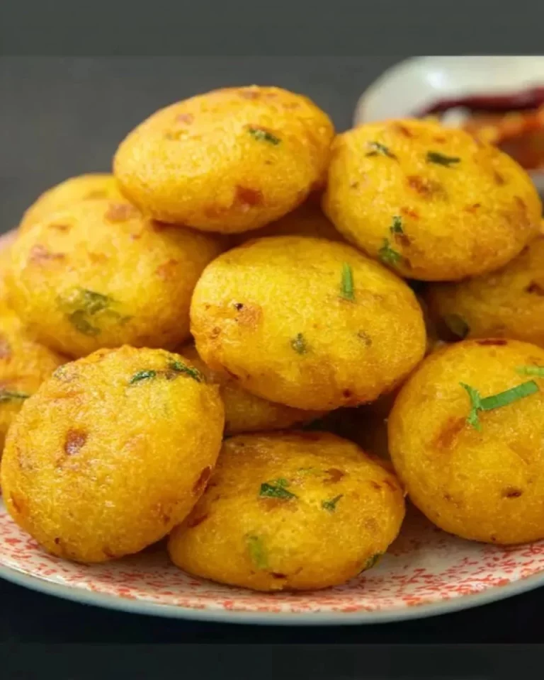 Polpette di Patate servite con salsa e decorazioni fresche