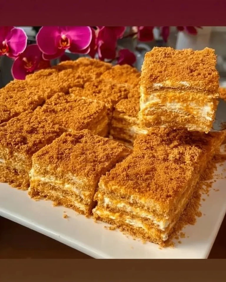 Una fetta di torta al miele su un piatto decorato con fiori