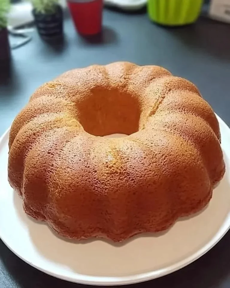 Fetta di torta all'albicocca su un piatto decorato
