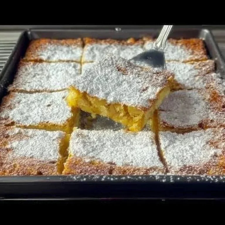 Fetta di torta di mele fresca e profumata su piatto bianco