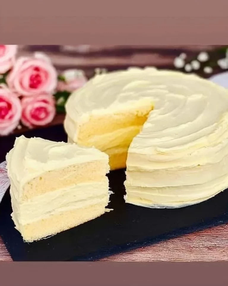 Torta di spuma fresca e deliziosa decorata con panna e frutta
