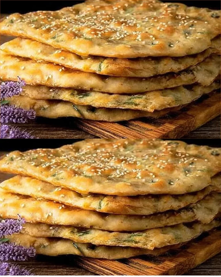 Flatbread con Formaggio e Cipolla appena sfornato, delizioso e saporito.