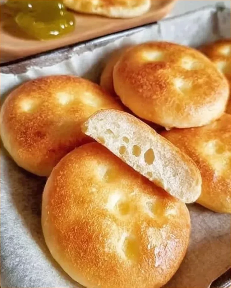 Focaccine senza glutine fresche appena sfornate.